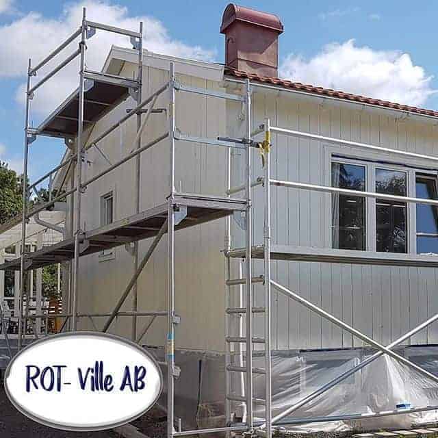 Referensjobb "Fasadrenovering , fasadmålning ,dränering samt ny gräsmatta & stenmur." utfört av ROT-Ville Aktiebolag