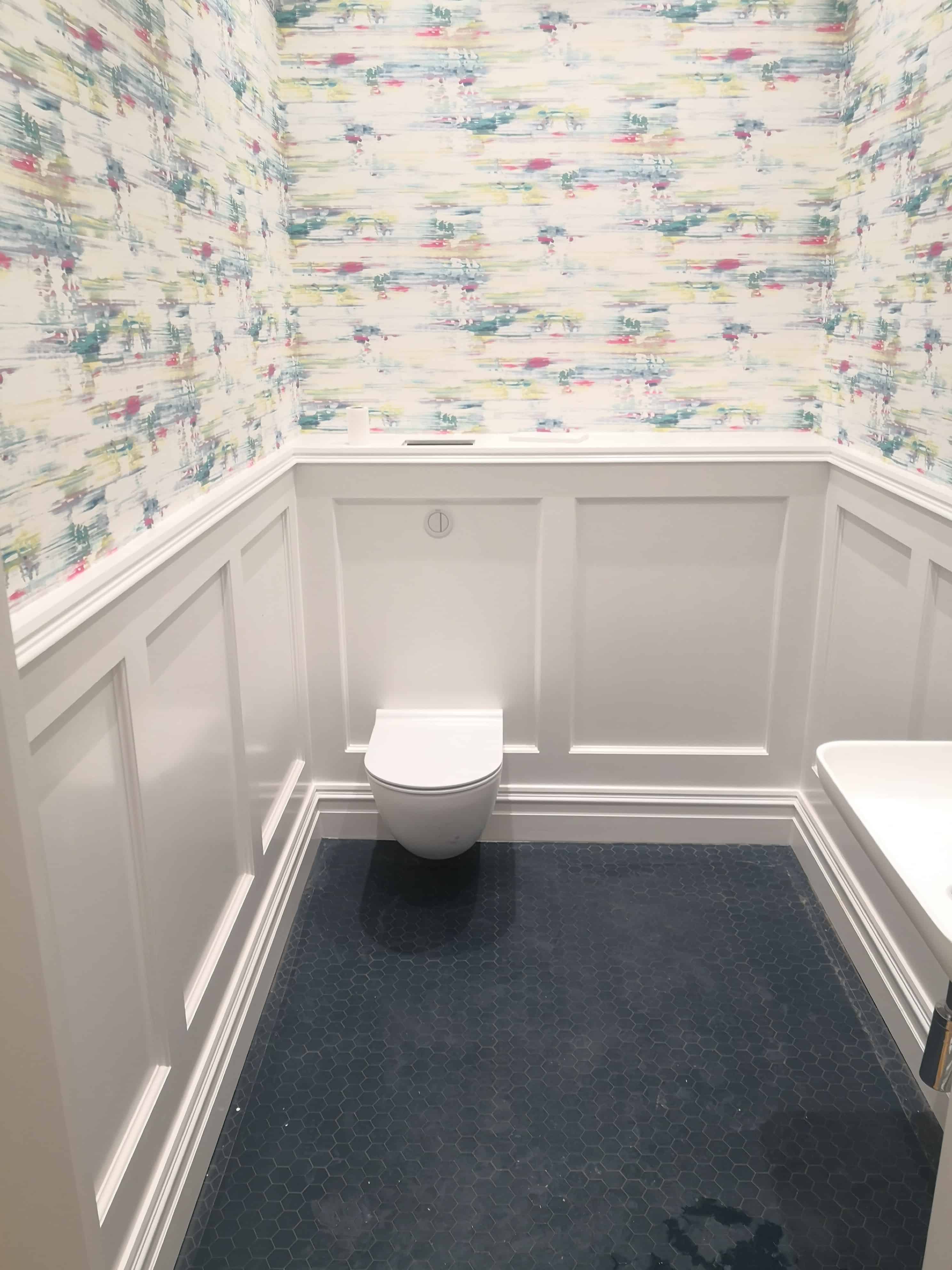 Referensjobb "Väggpanel på toalett" utfört av AKSE Design & Bygg AB 