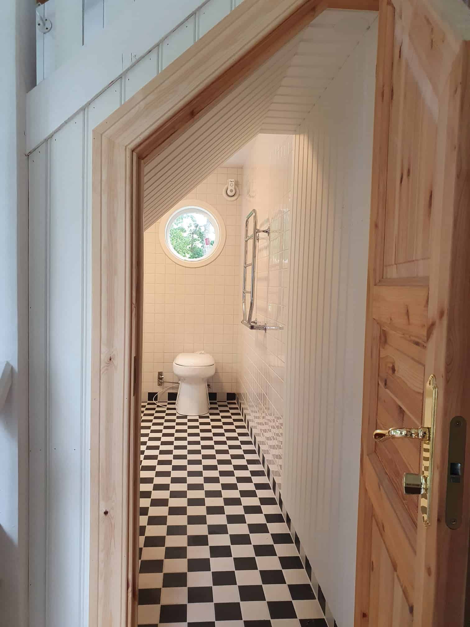 Referensjobb "Välkommen in i denna specialdesignade ingång till badrummet." utfört av Top Tips AB