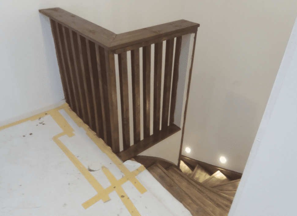 Referensjobb "Invändig renovering - trappa med räcke" utfört av DAS Kulturrenovering AB