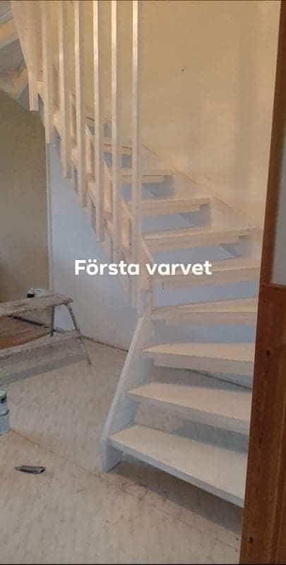 Referensjobb "Från en trapp i fury,  till vit med mörkgråa trappsteg." utfört av Lystedts Måleri AB