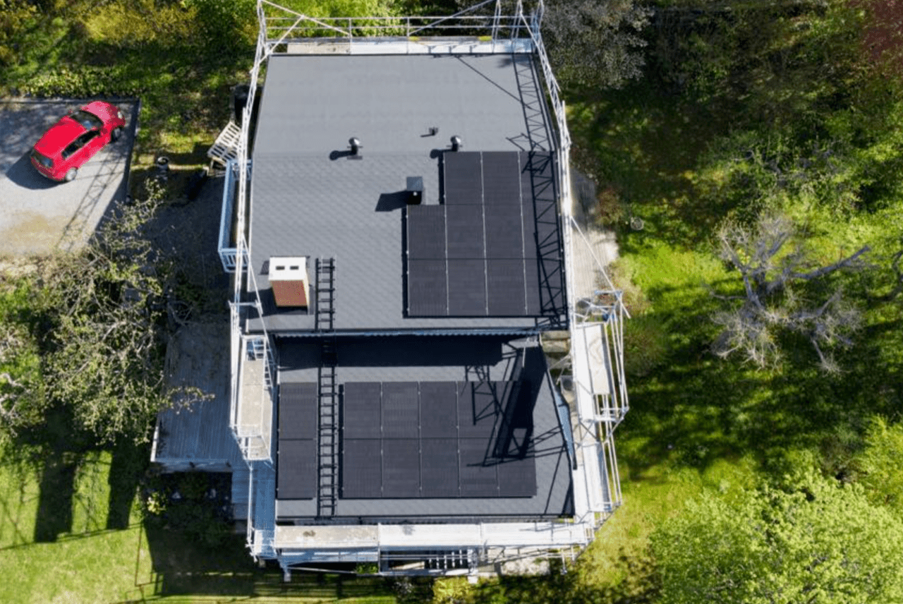 Referensjobb "Shingel Tak. Nyckelfärdig 9 kW Solcellsanläggning, Djursholm" utfört av Sol och Tak Specialisten i Sverige AB