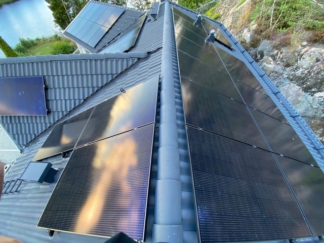Referensjobb "Nyckelfärdig Solcellsanläggning 14 kW, Vendelsö " utfört av Sol och Tak Specialisten i Sverige AB