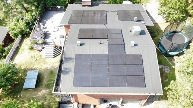 Referensjobb "Ny Tätskiktsmatta. Nyckelfärdig 15 kW Solcellsanläggning, Hässelby" utfört av Sol och Tak Specialisten i Sverige AB