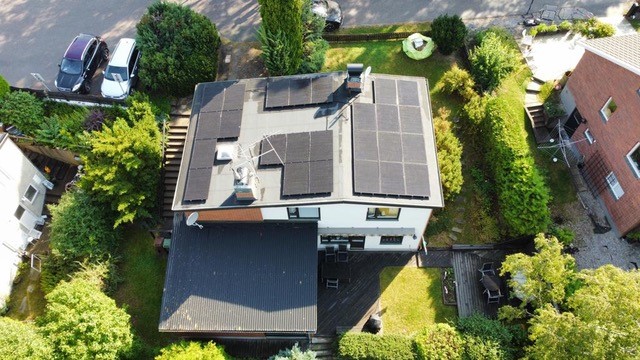 Referensjobb "Tätskiktsmatta. Nyckelfärdig 10 kW Solcellsanläggning, Järfälla" utfört av Sol och Tak Specialisten i Sverige AB