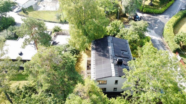 Referensjobb "Nyckelfärdig 15 kW Solcellsanläggning, Sollentuna" utfört av Sol och Tak Specialisten i Sverige AB