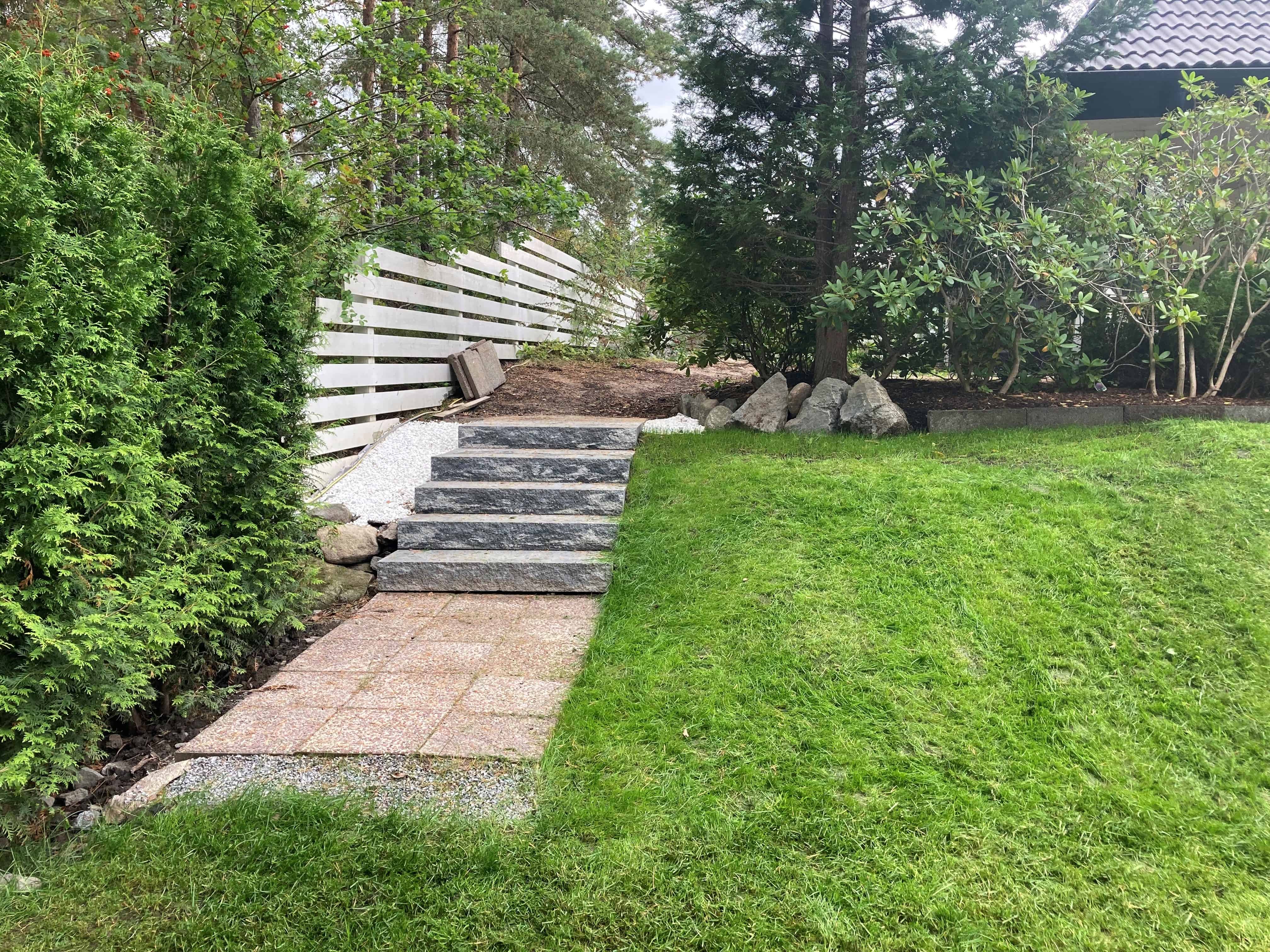 Referensjobb "Anläggning av gräsmatta, trappa samt plantering av tujor" utfört av E&M Allservice
