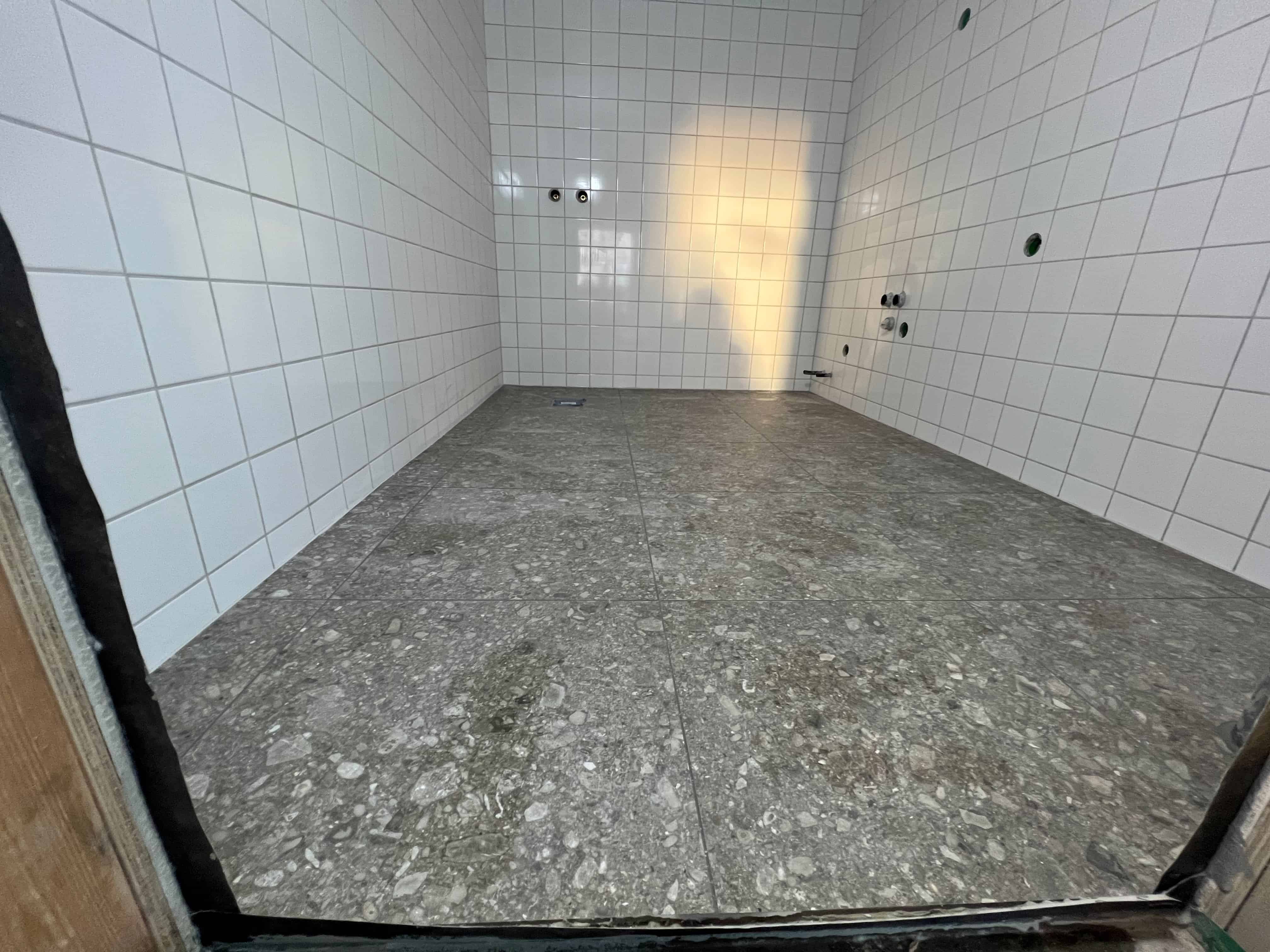 Referensjobb "Pågående badrumsrenovering - Kakel och klinkers" utfört av ENNE79 Bygg AB