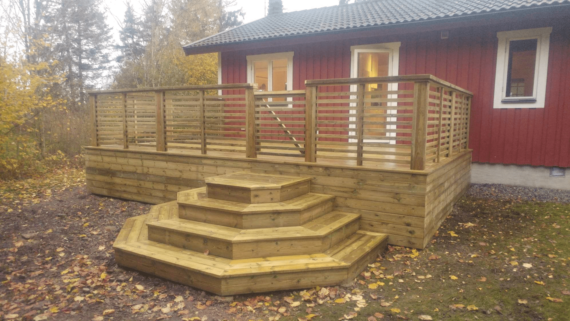 Referensjobb "Altan/Trädäck med staket och trappa" utfört av Venus Bygg AB