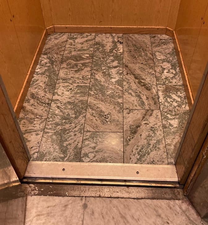 Referensjobb "Nytt marmorgolv i hissen" utfört av PMB Byggservice AB