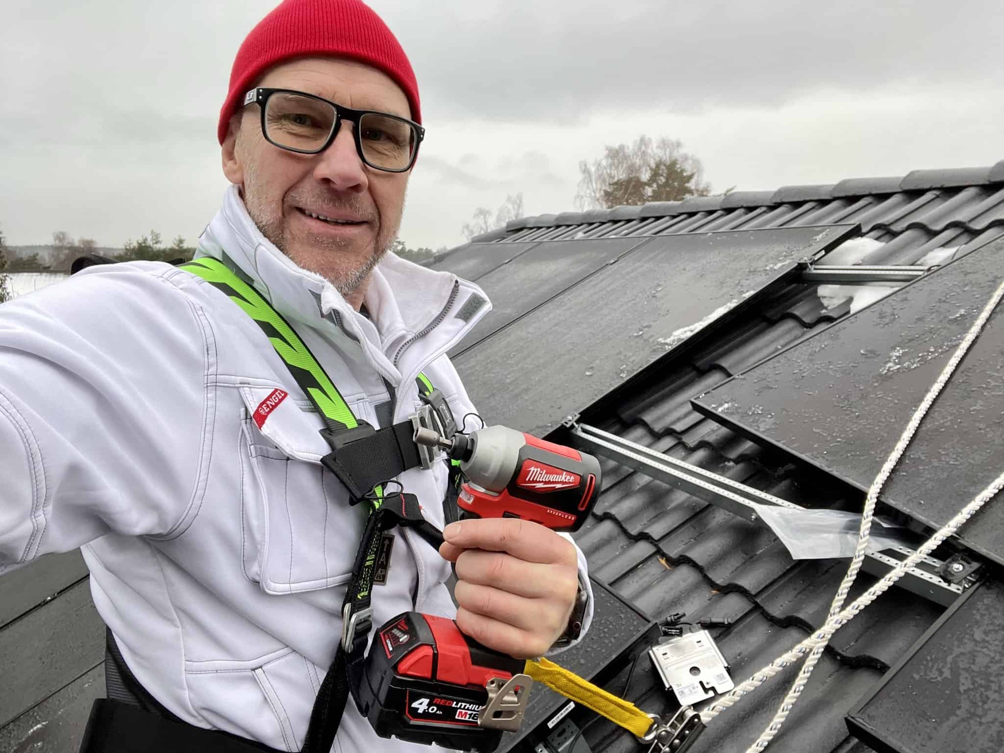 Referensjobb "Hans in action! - På taket och installerar solpaneler." utfört av Takel Energy AB