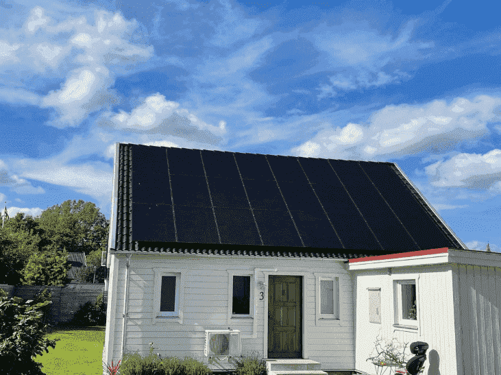 Referensjobb "Nytt tak och solpaneler" utfört av Operamini AB
