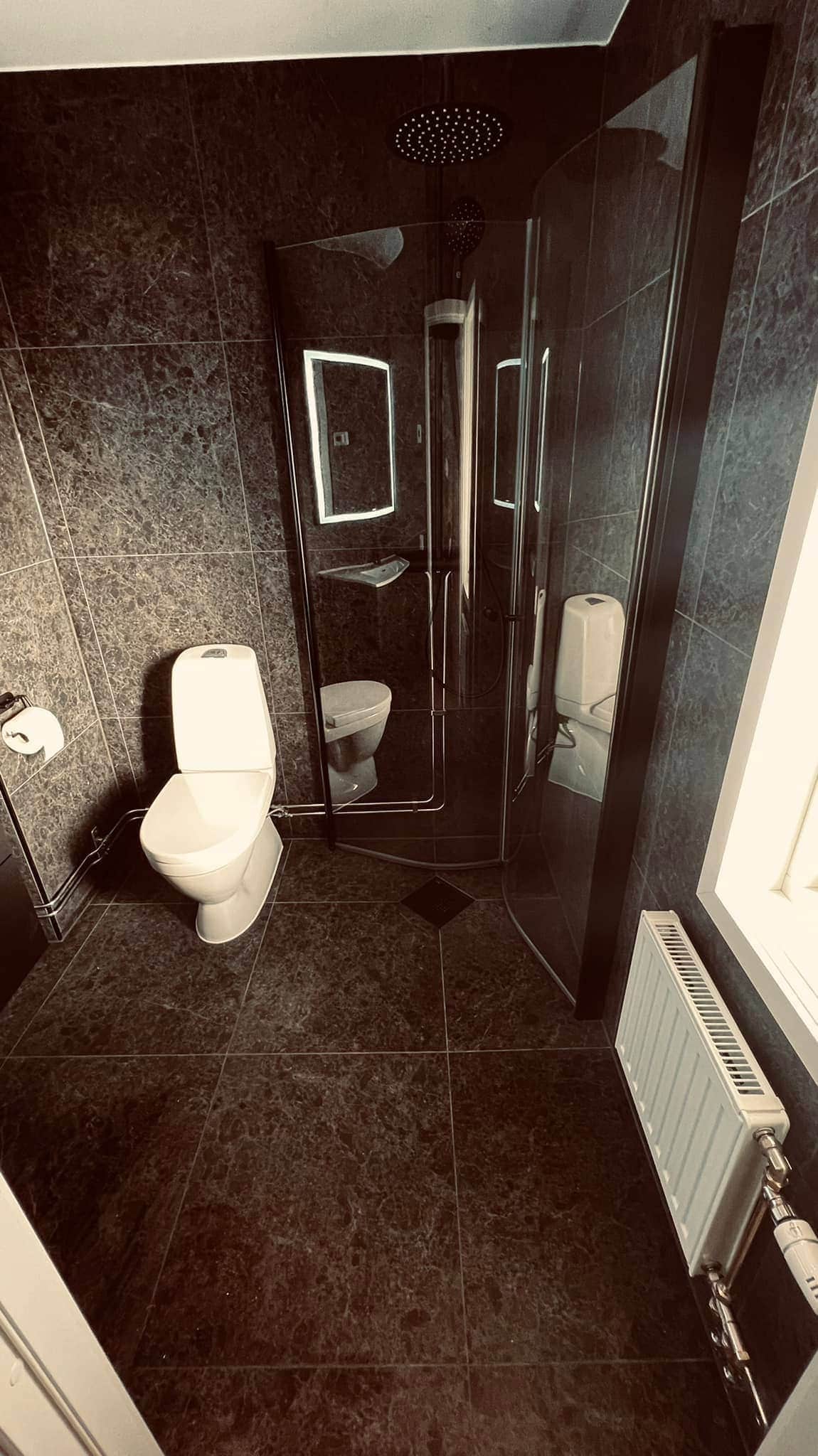 Referensjobb "Unikt badrum som sticker ut. Kunden nöjd, vi nöjda. 👍" utfört av Allbygg Trestad AB