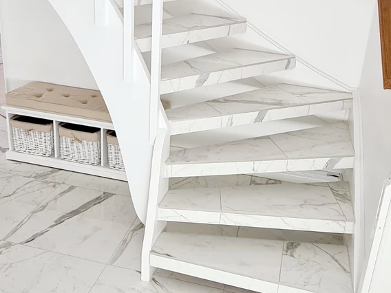 Referensjobb "Marmorgolv och marmor trappa," utfört av Mattias Homestyling & Consulting AB