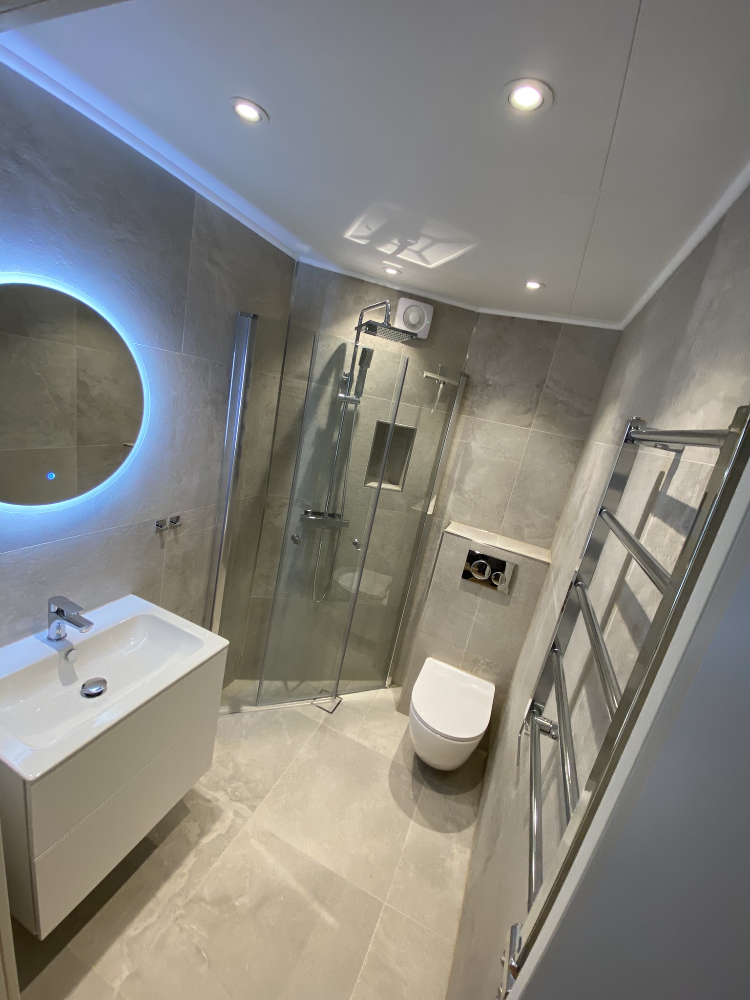 Referensjobb "Renovera - Litet badrum med dusch och toalett" utfört av Erbil Bygg AB